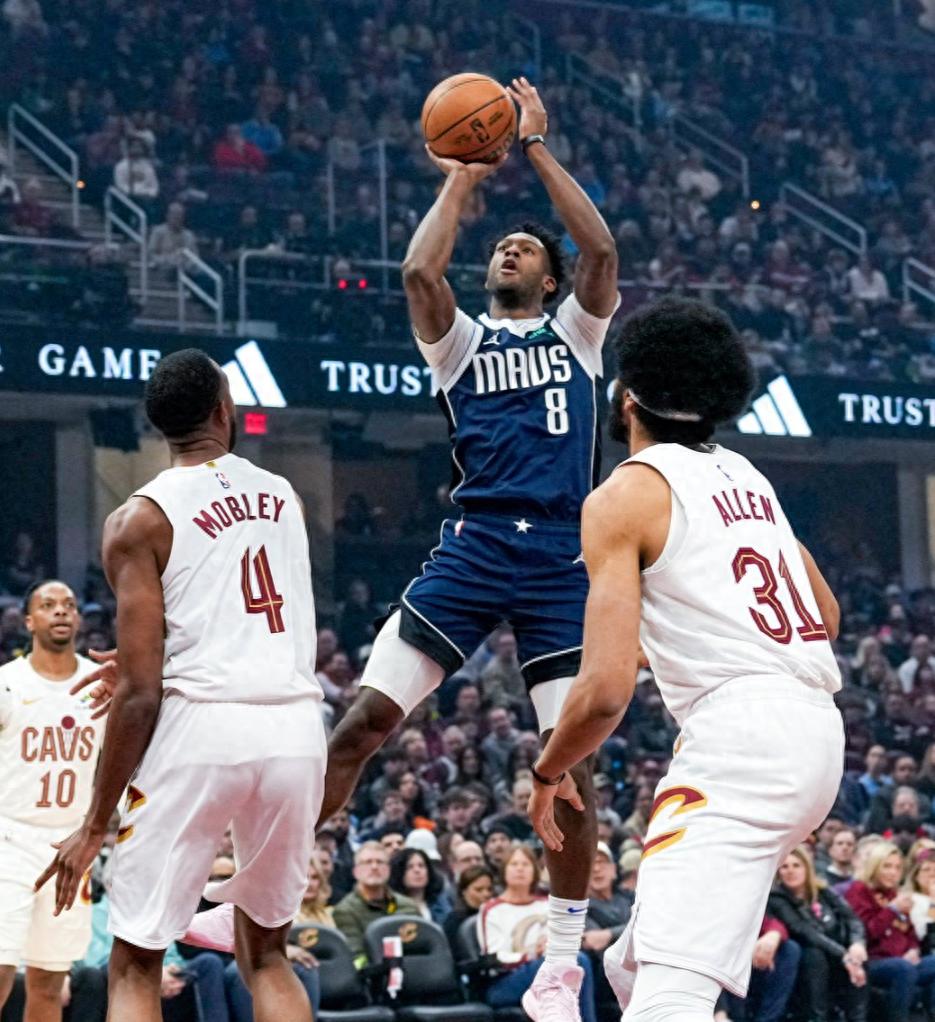 包含独行侠遭遇主场逆转，不敌对手取得失利的词条