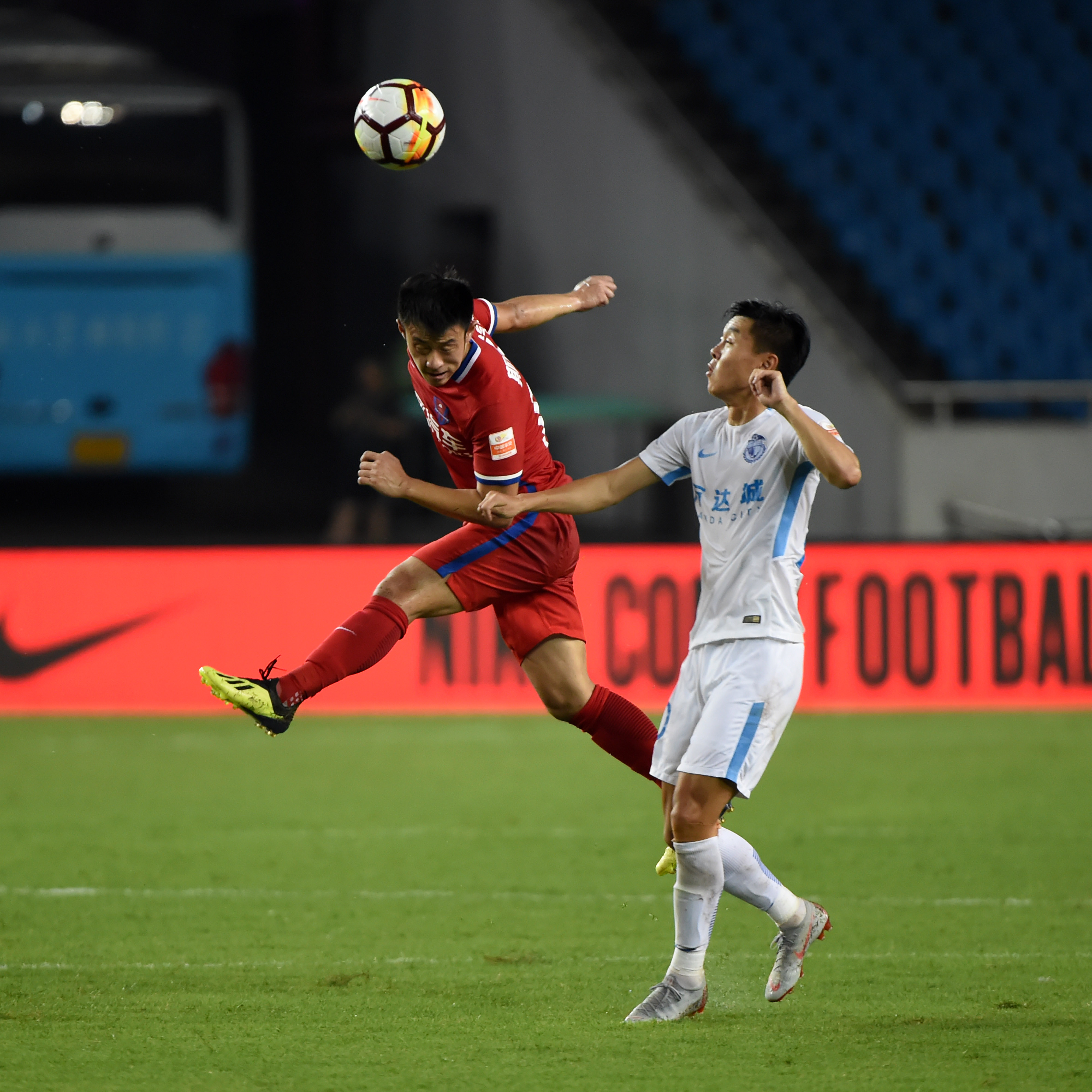 包含大连一方主场失利，中超排名逐渐下滑的词条