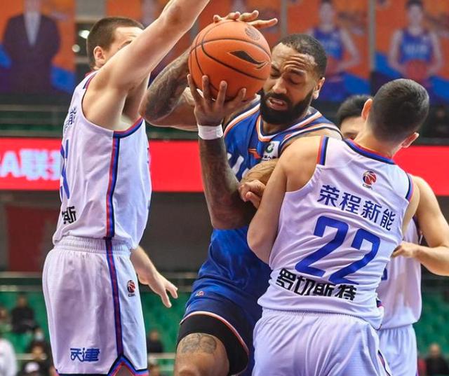 进攻火力冲击敌阵,对手显得力不从心 进攻火力冲击敌阵,对手显得力不从心