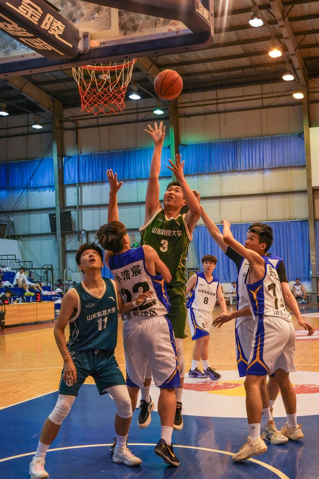 球员奋勇拼搏，篮球比赛精彩纷呈