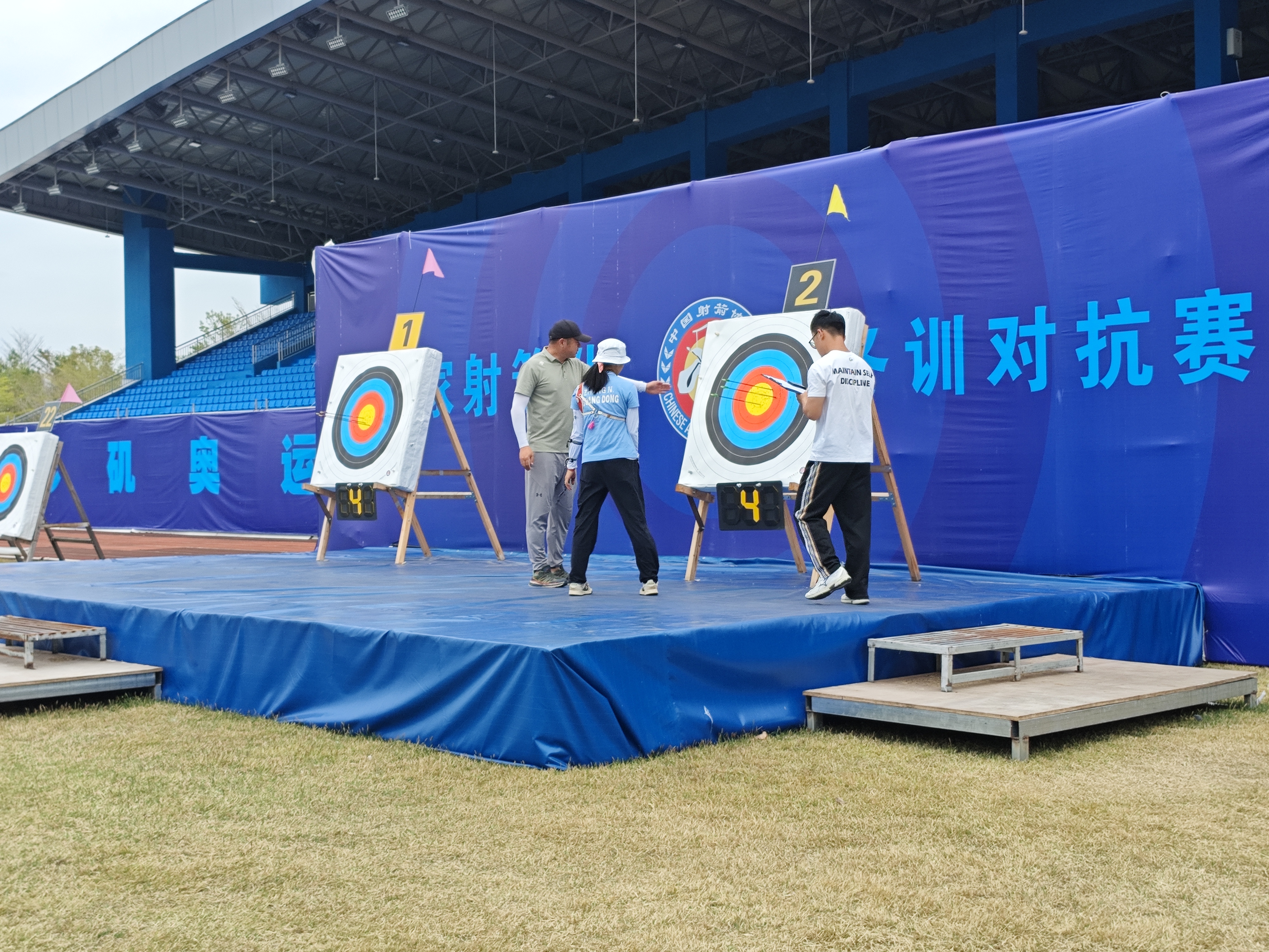 射箭比赛战况激烈，双方成绩不相上下