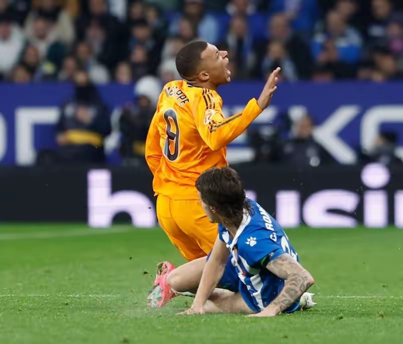 皇马后防线失守,连续遭遇尴尬失球 皇马后防线失守,连续遭遇尴尬失球