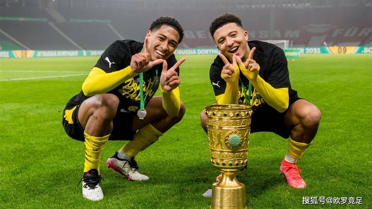 美因茨球队一同前往训练基地，融洽团队精神