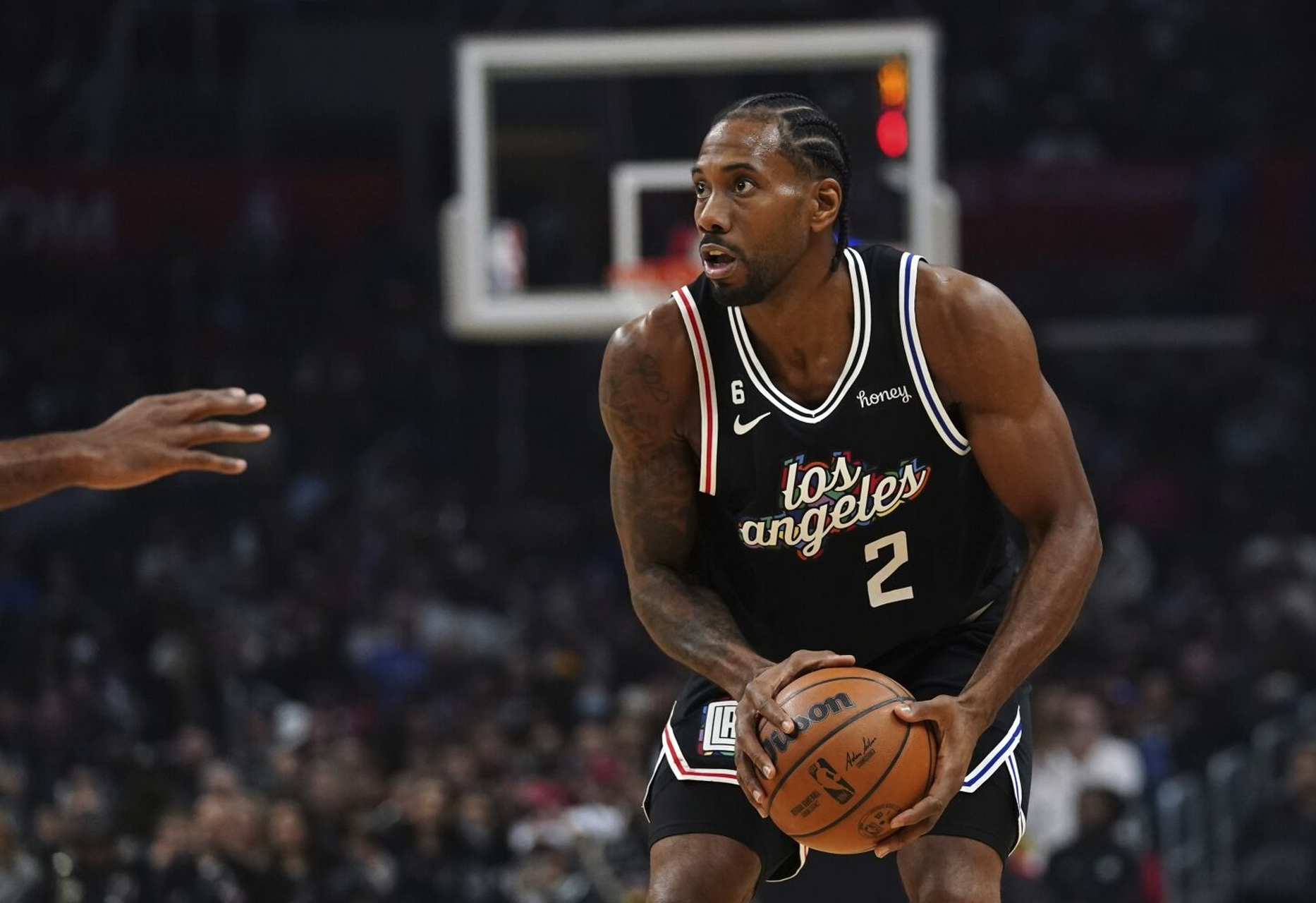 马刺轻取尼克斯，伦纳德关键制胜